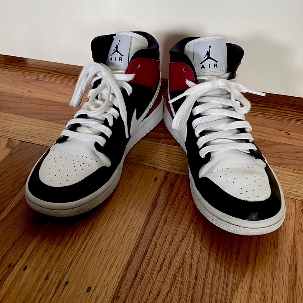 Air Jordan 1 Mid “Noble Red”.